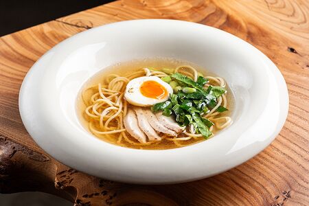 Куриный суп с перепелиным яйцом 