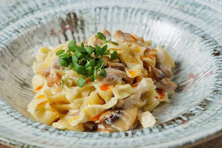 Фетучини с курицей и грибами