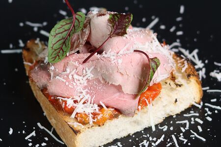 Брускетта ростбиф, овощная сальса