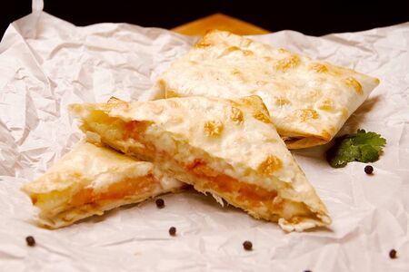 Сыр сулугуни, запеченный в лаваше