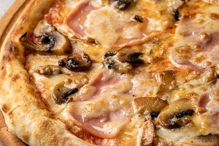 Пицца с ветчиной и грибами