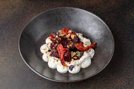 Говяжье сердце с обожженной свеклой и вялеными томатами