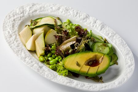 Зеленый салат с грушей и шисо 