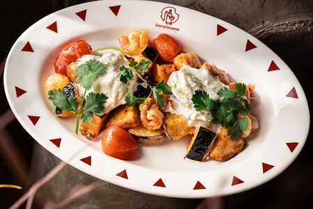 Салат с хрустящими баклажанами и креветками