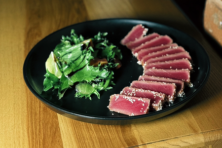 Стейк из тунца с легким салатом