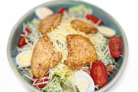 Салат Цезарь с курицей