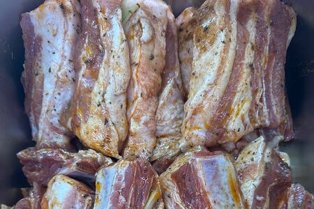 Сырые свиные ребра