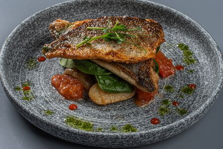 Филе дорадо с молодым картофелем, шпинатом и томатами