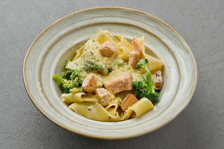 Паста паппарделле с семгой и нежным брокколи 