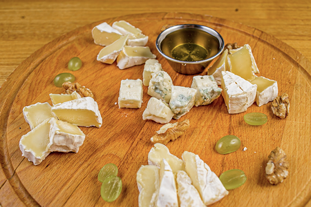 Ассорти сыров с медом и виноградом