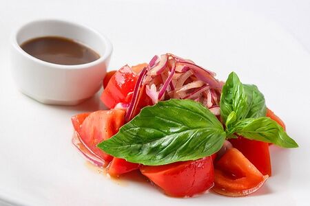 Салат из помидоров и красного лука