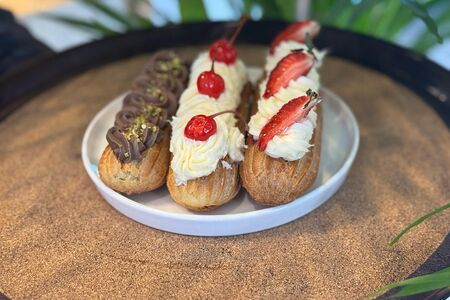 Эклер ягодный