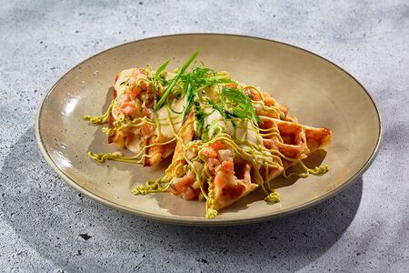 Картофельные вафли с тартаром из трех видов рыбы