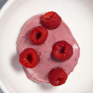 Ганаш из малиныс печеньем из пармезана 