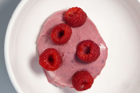 Ганаш из малиныс печеньем из пармезана 