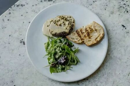 Миньон с перечным соусом