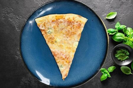 Кусок пиццы Четыре сыра