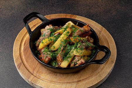 Жареная свинина с грибами, картофелем и луком