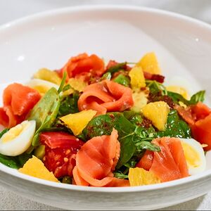 С лососем слабого посола, апельсином кон-кассе и томатным песто