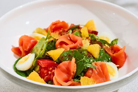 С лососем слабого посола, апельсином кон-кассе и томатным песто