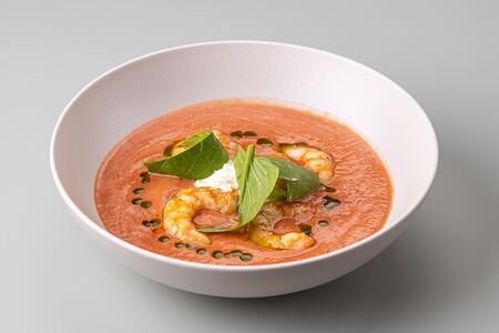 Томатный суп с креветками