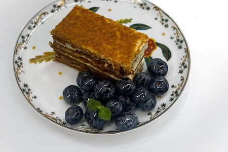 Медовик с голубикой