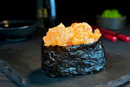 Гункан с лососем