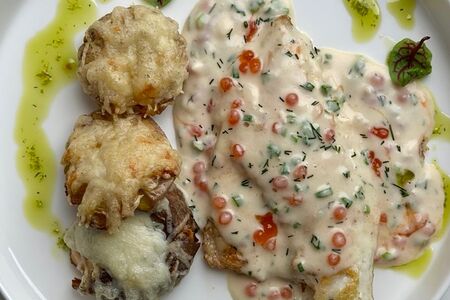 Дорадо в икорном соусе с беби-картофелем