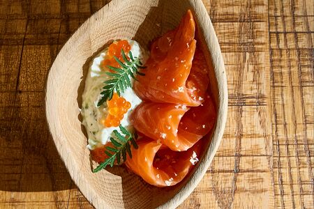 Карельская форель, южный соус, икра