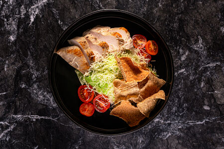 Салат с курицей гриль, хрустящим романо, пармезаном и гречневыми чипсами