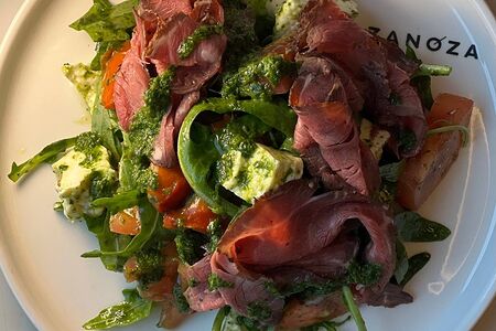 Салат с томатами, брынзой и пастрами 