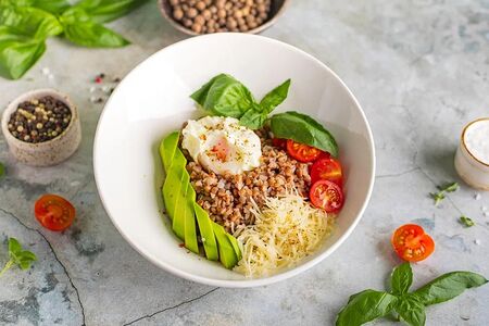 Гречневая каша с яйцом пашот, авокадо, томатами черри и сыром пармезан