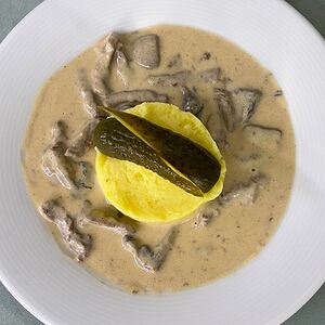 Бефстроганов из телятины со свежими грибами и картофельным пюре 