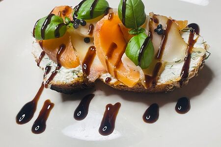 Брускетта со слабосоленой семгой и масляной рыбой 