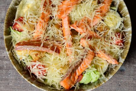 Салат Цезарь с лососем