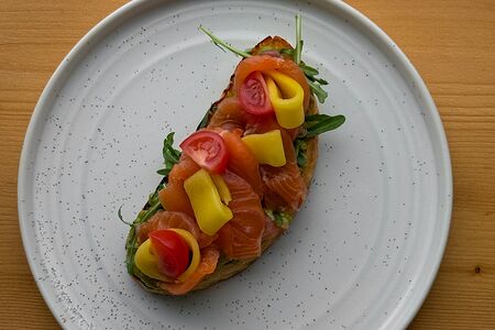 Брускетта с лососем