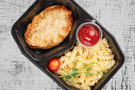 Куриная котлета со сливочными макаронами