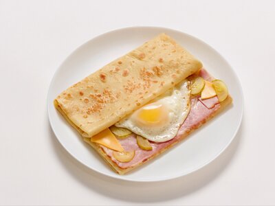 Блин с яйцом и беконом