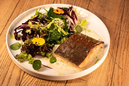 Форель на гриле, микс-салат