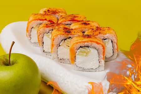 Ролл Филадельфия с яблоком в карамели