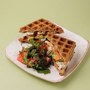 Вафля-сэндвич с лососем и авокадо, миксом зелени и помидором