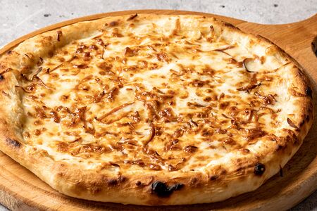 Пицца четыре сыра с копченым сулугуни 