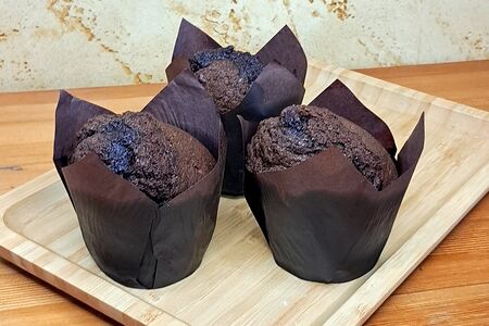 Маффин шоколадный с вишней