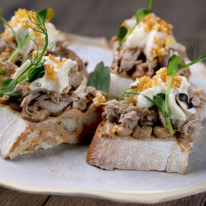 Брускетта с чёрным паштетом и уткой