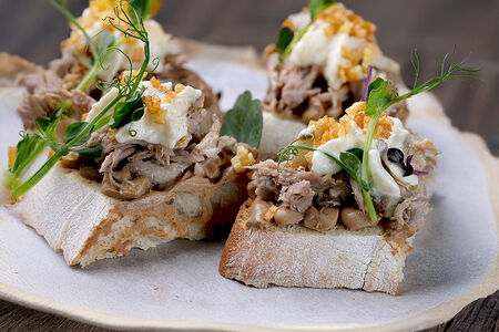 Брускетта с чёрным паштетом и уткой