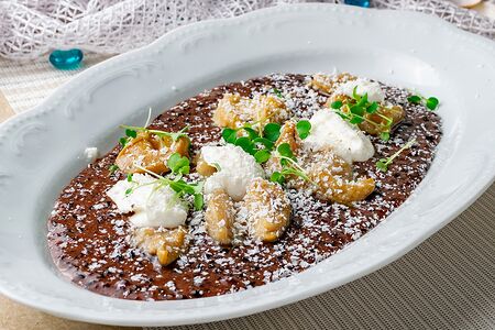 Рапаны с черным рисом Неро Венере в соусе из моллюсков и пармезана