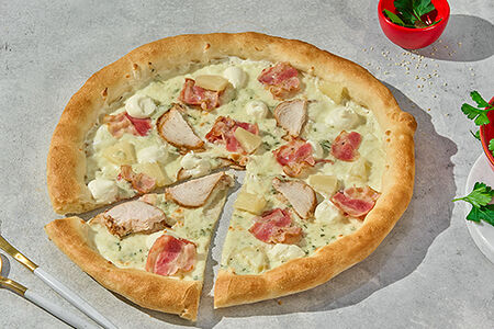 Пицца с ананасом и беконом