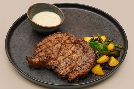 Стейк из cвинoй шеи на гриле