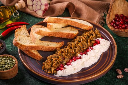 Лобио со страчателлой и кукурузными тостами