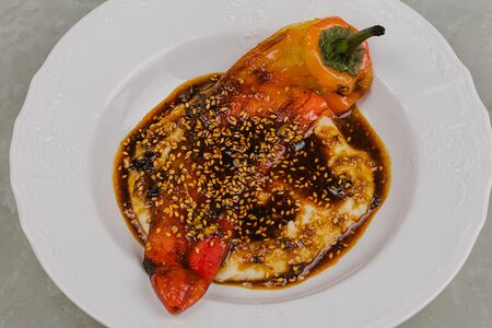 Печёный перец рамиро с пюре из картошки фри и соусом из перца чили
